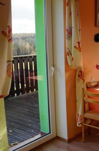 Pokój brzoskwiniowy - drzwi balkonowe na taras.